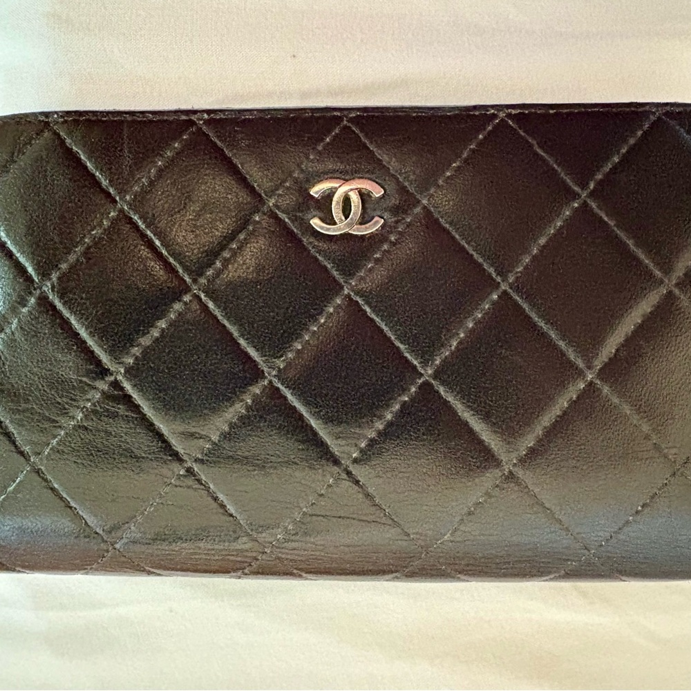 CHANEL Black Quilted Leather wallet